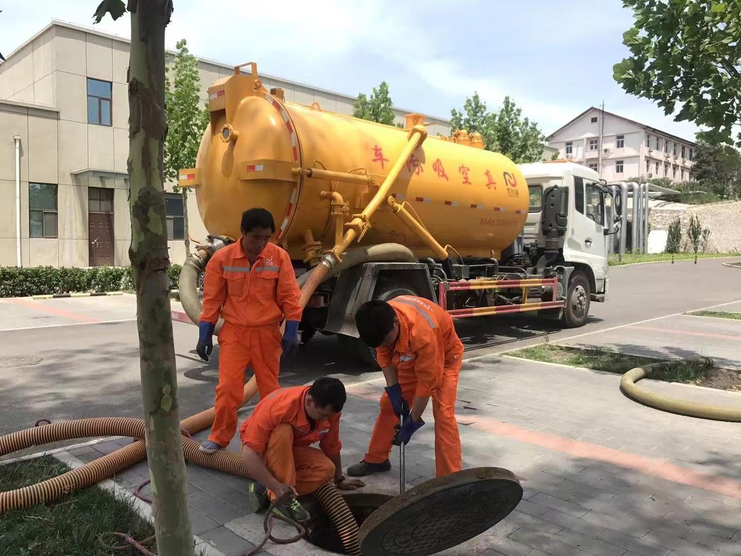 伊金霍洛管道疏通车停在窨井附近