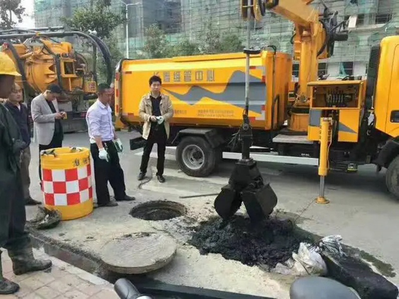 伊金霍洛街道：网格员化身“清道夫”，为民解忧疏通“堵心”化粪池