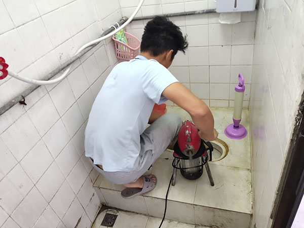 伊金霍洛肥皂掉到马桶里把马桶堵住了怎么办？马桶堵住了怎么办